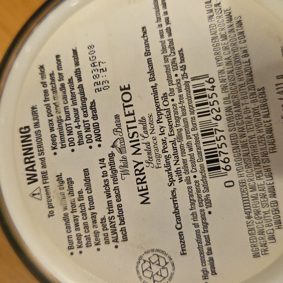 White Barn Merry Mistletoe Candle - Green and Gold - Picture 4 of 4